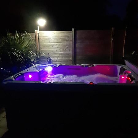 Chambre Au Nuit Etoile Et Jacuzzi Prive Bed & Breakfast Pleuven ภายนอก รูปภาพ